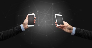 Akıllı telefonlar holding iki eller yakın çekim