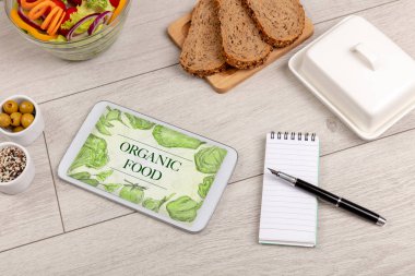 Masada taze yemek var.