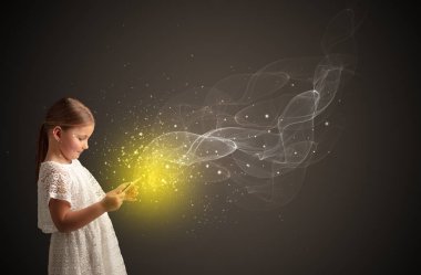 Köpüklü tablete oynayan küçük çocuk