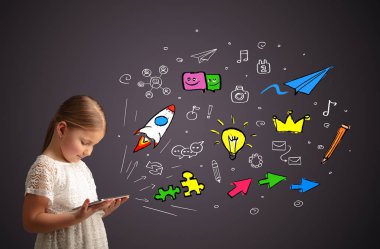 Kız holding tablet uygulamaları kavramı ile