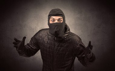 Hırsız aracı ile.