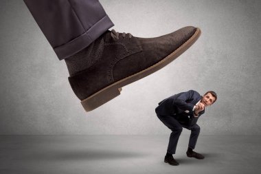 Çalışan büyük patron ayak korkuyor