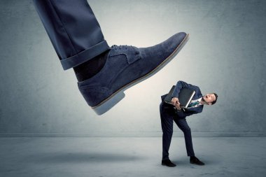 Büyük ayakkabı tarafından ayaklar altına çalışan