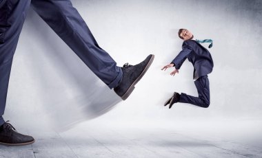 Uzun bacaklı tekme küçük adam