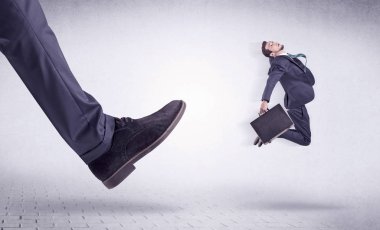 Genç bir işçi tarafından Koca ayak evden attı