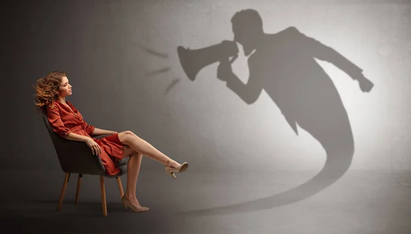 Sombra escura gritando a senhora elegante — Fotografia de Stock