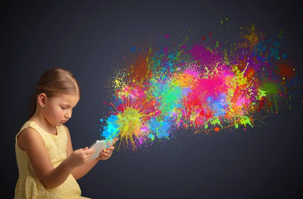 Kız holding tablet renkli sıçrama ile