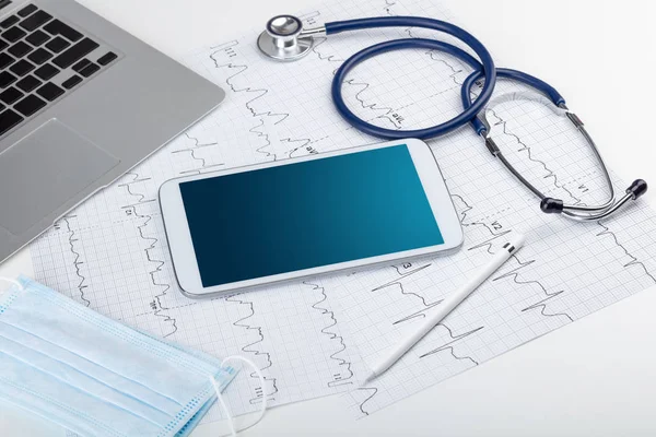 Medicina e conceito de tecnologia moderna com copyspace em tablet — Fotografia de Stock