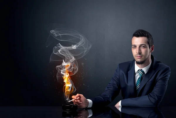 Επιχειρηματίας κάπνισμα έννοια — Φωτογραφία Αρχείου
