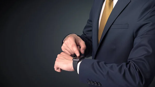 Homem de terno usando smartwatch . — Fotografia de Stock