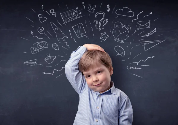 Kleine jongen voor een opgesteld bord — Stockfoto