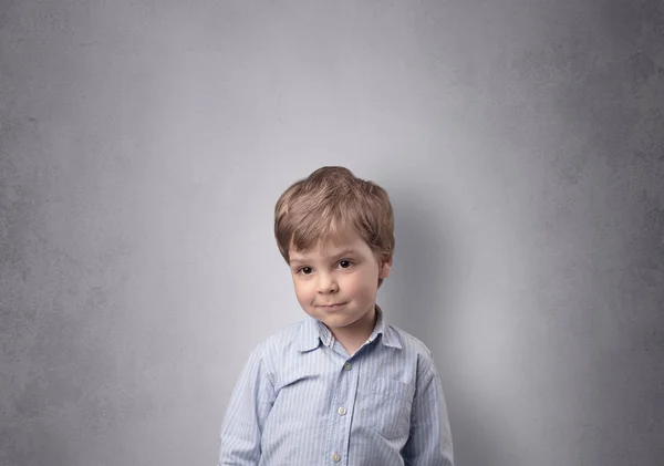 Aranyos kisfiú előtt egy üres fal — Stock Fotó
