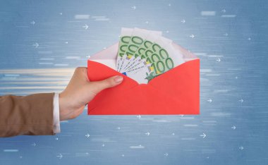 Zarf oklarla tutan el