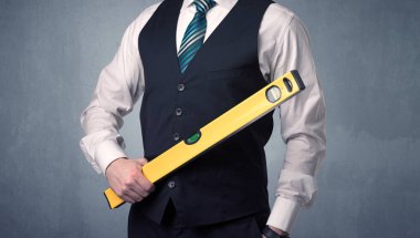 Businesman ayakta elinde aracıyla