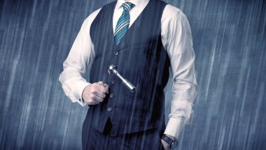 Elindeki aracıyla ayakta işveren