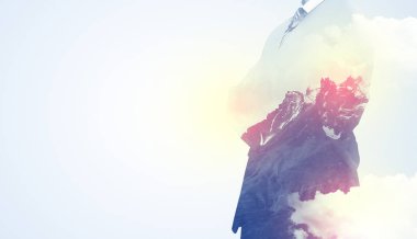 Dağ grafik ile ayakta işadamı