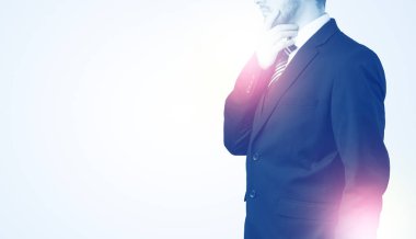 Genç işadamı ayakta durup düşünüyor