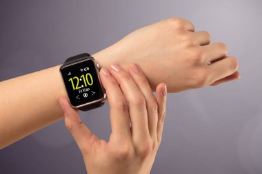 Giyen ve smartwatch basarak el