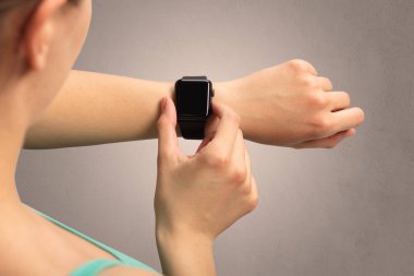 El ile siyah ekran smartwatch.