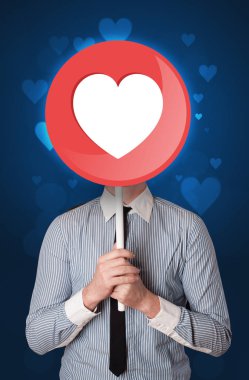 Kalp işareti tutan işadamı 