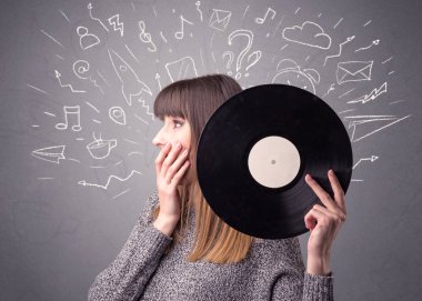 Vinil kaydı tutan kadın