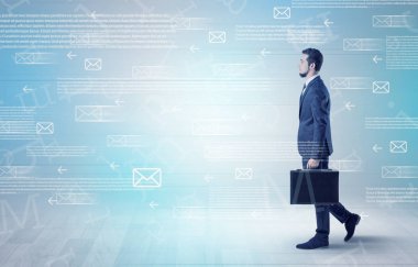 İşadamı ile posta kavramı yürüyüş