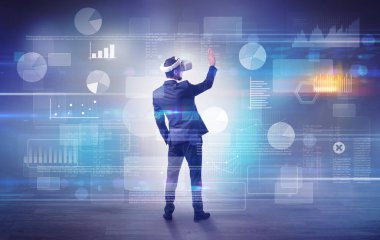 İşadamı vj gözlüklü bir proje denetimi