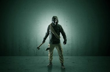 Ajan silah ile karanlık bir alanda