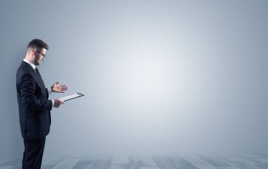 Boş bir alanda ayakta işadamı