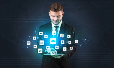 Tablet ve uygulama ile genç işadamı