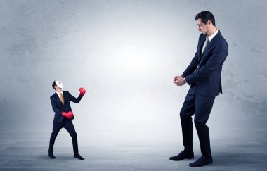 Küçük maskeli işadamı için yalvarıyor işadamı