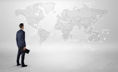 Adam elinde nesnelerle haritaya bakıyordum