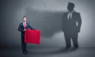 Boğa güreşçisi kavramı ve onun gölgesi arka planda ile işadamı