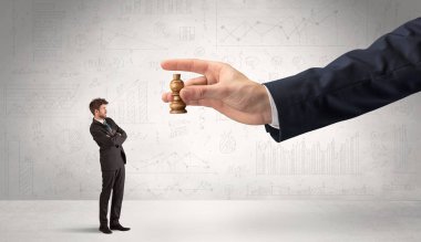 İşadamı grafikler arka plan ile bir satranç oyununda sonraki adım yapmak korkuyor