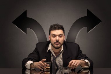 Sarhoş adam oklarla masada oturan