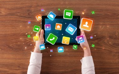 El tablet sıçrama uygulama simgeleri kavramı ile kullanma