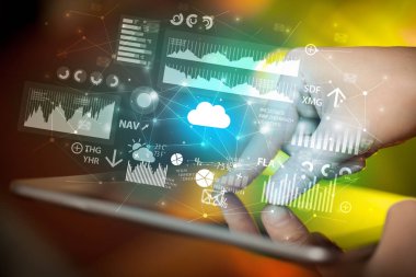 El ile uygulama simgeleri etrafında uçan tablet kullanma