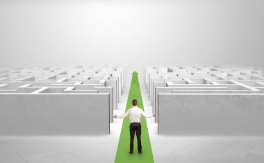 İşadamı bir kırmızı halı oku arasında iki labirent düz devam