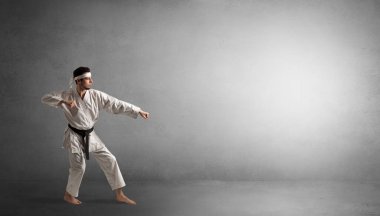 Boş bir alanda mücadele küçük karate adam