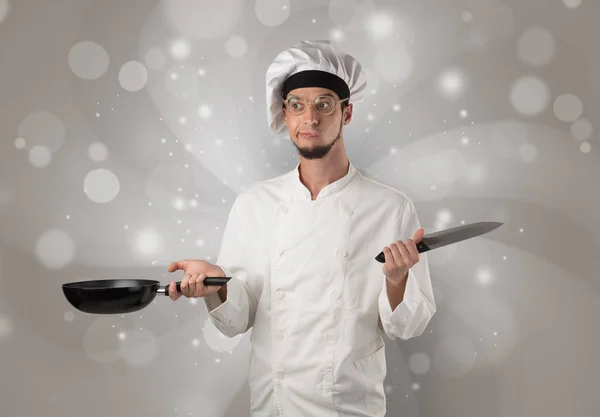Αρσενικό μάγειρας με γυαλιστερό γκρι ταπετσαρία — Φωτογραφία Αρχείου