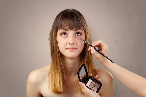 Retrato de uma jovem mulher no cosmetician — Fotografia de Stock