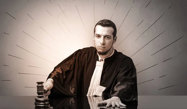 Oldscool 年轻的法官在礼服决定 — 图库照片
