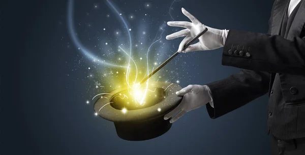 Волшебник руками вызывает чудо из цилиндра — стоковое фото