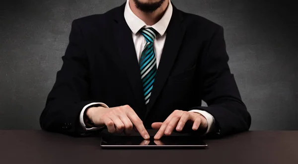 Hombre escribiendo en ropa formal — Foto de Stock