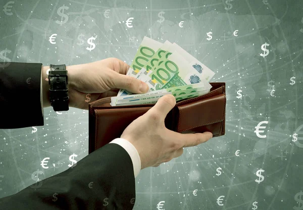 Biznesmen ręką wyjmuje euro z portfela — Zdjęcie stockowe