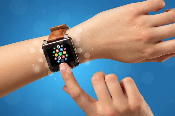 Mano femenina con smartwatch e iconos de aplicaciones — Foto de Stock