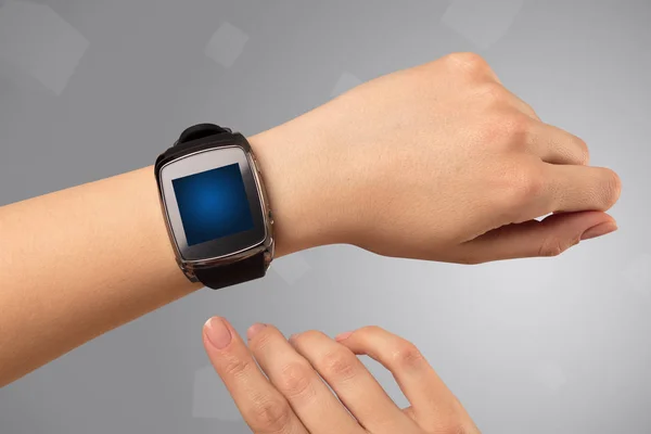 Femme main portant smartwatch — Photo