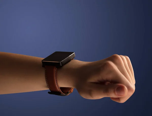 Close-up van vrouwelijke hand met balck smartwatch scherm — Stockfoto