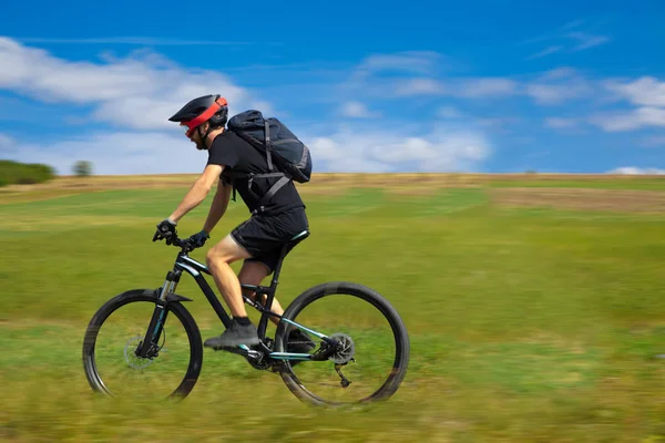 Přírodní mladý cyklista s úžasným výhledem — Stock fotografie