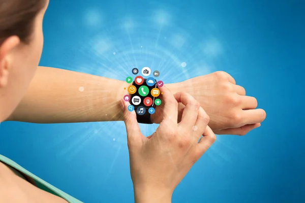 Smartwatch avec des icônes d'application . — Photo